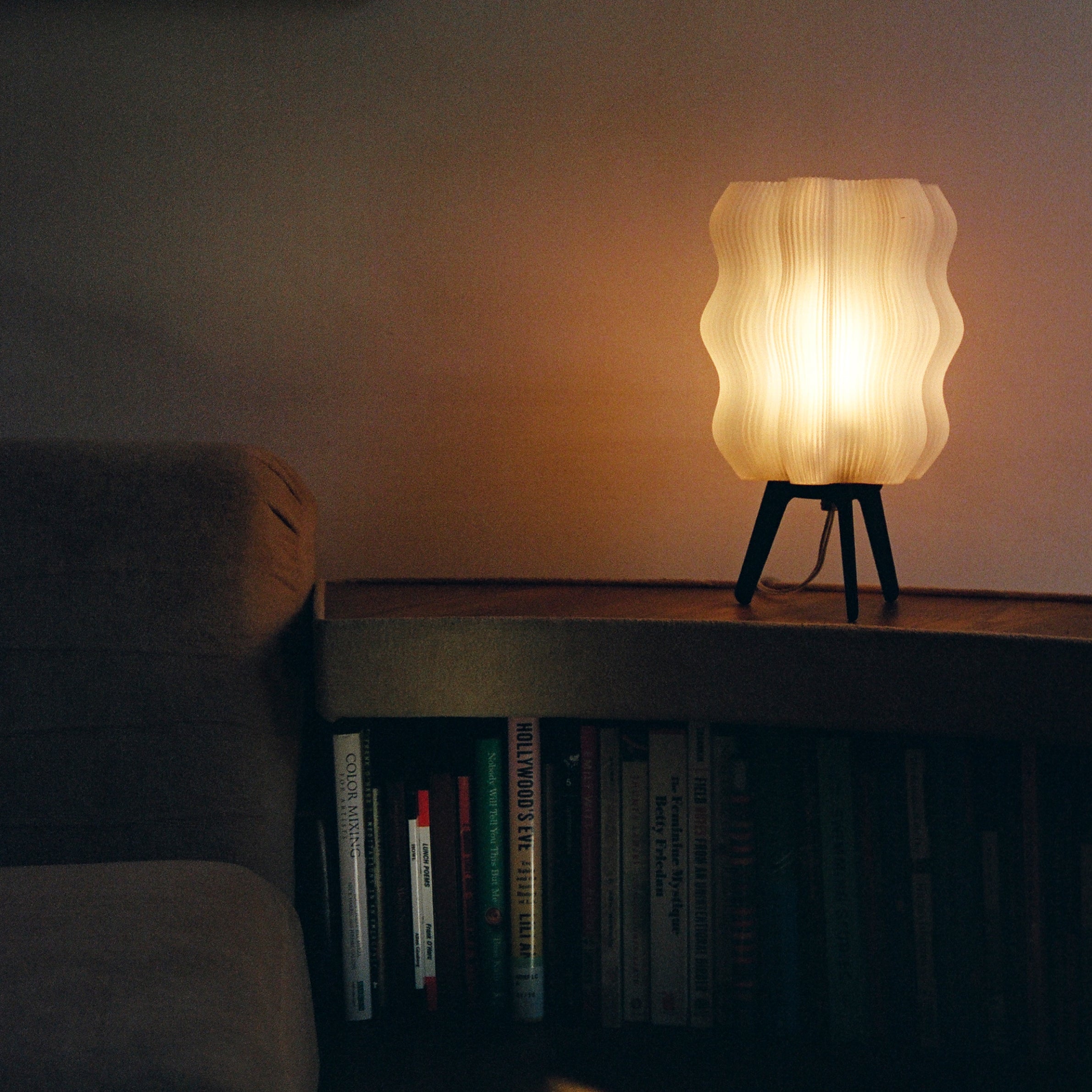 Wavy Lamp in matte black on bookshelf