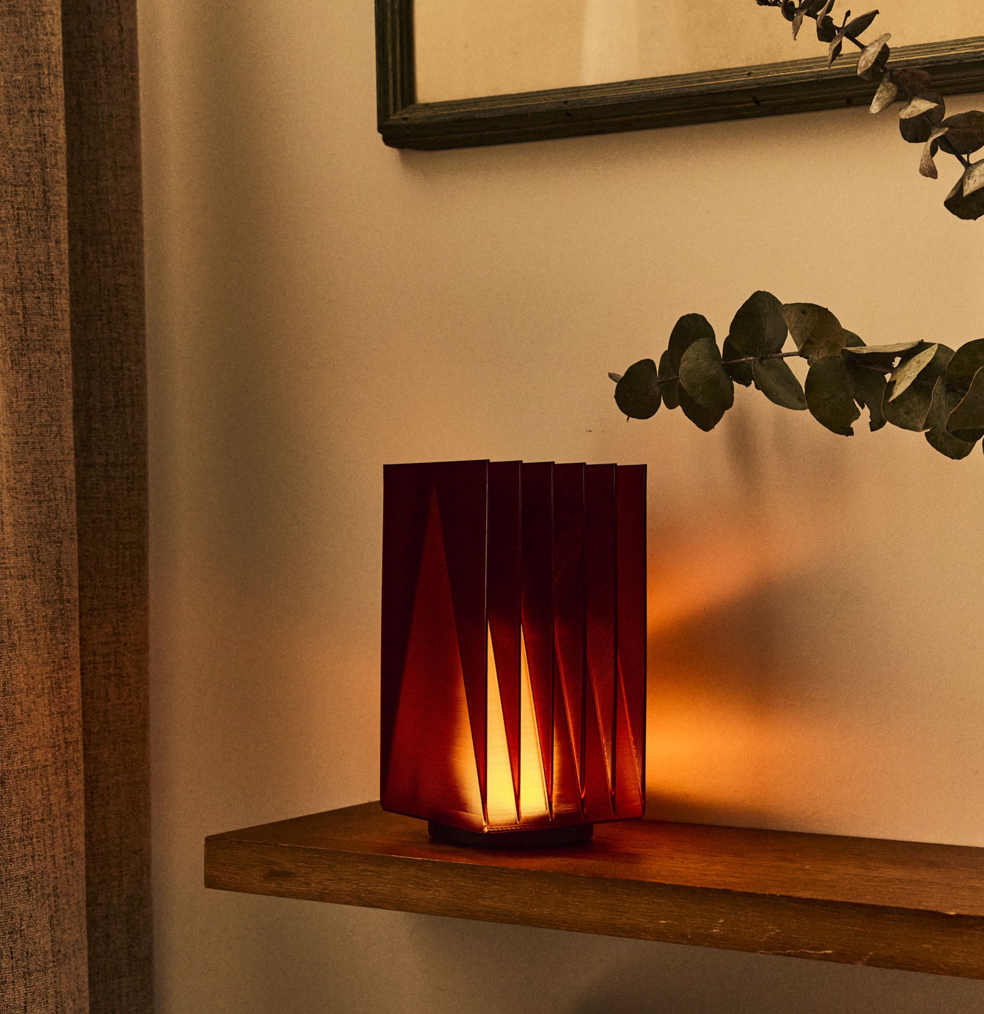 Cordless Fin Lamp in Amber on wood shelf